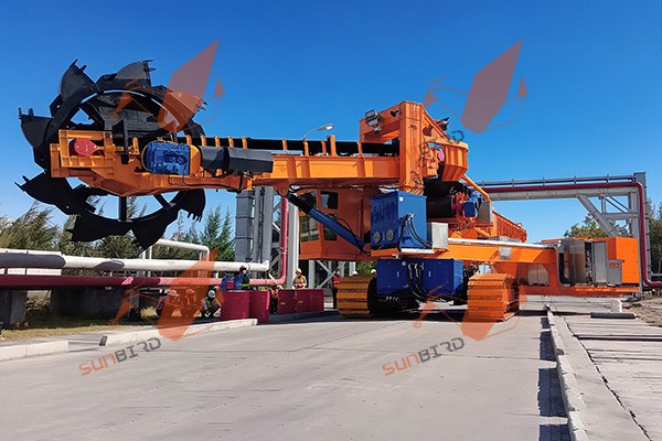 履带式移动堆取料机